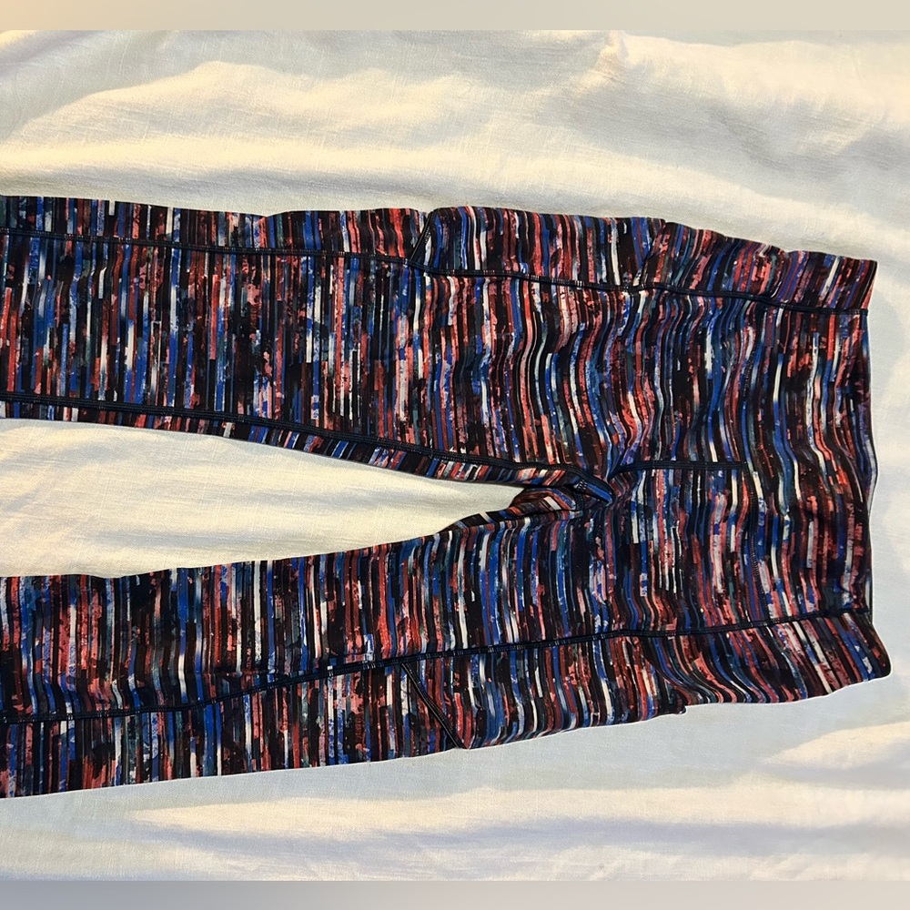 Lululemon Fast & Free 7/8 Tight II *Nulux 25"
Hinshu Alpine White Multi- Size 6